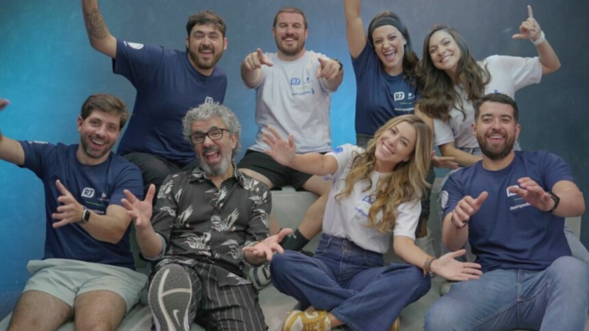 Elenco do Desimpedidos, reunindo, alegre e de braços abertos, em parceria com o R7 e RecordPlus