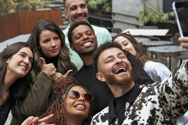 Equipe da GE TV reunida tirando uma selfie