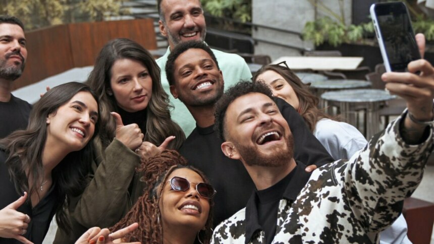Equipe da GE TV reunida tirando uma selfie