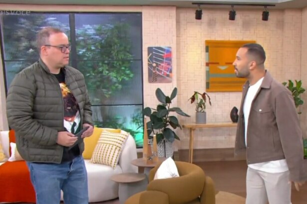 O comentarista Everaldo Marques e o ex-BBB Gil do Vigor conversam frente a frente no cenário do programa Mais Você, com a sala de estar ao fundo.