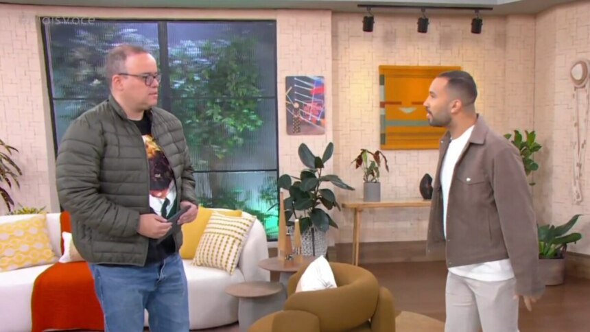 O comentarista Everaldo Marques e o ex-BBB Gil do Vigor conversam frente a frente no cenário do programa Mais Você, com a sala de estar ao fundo.