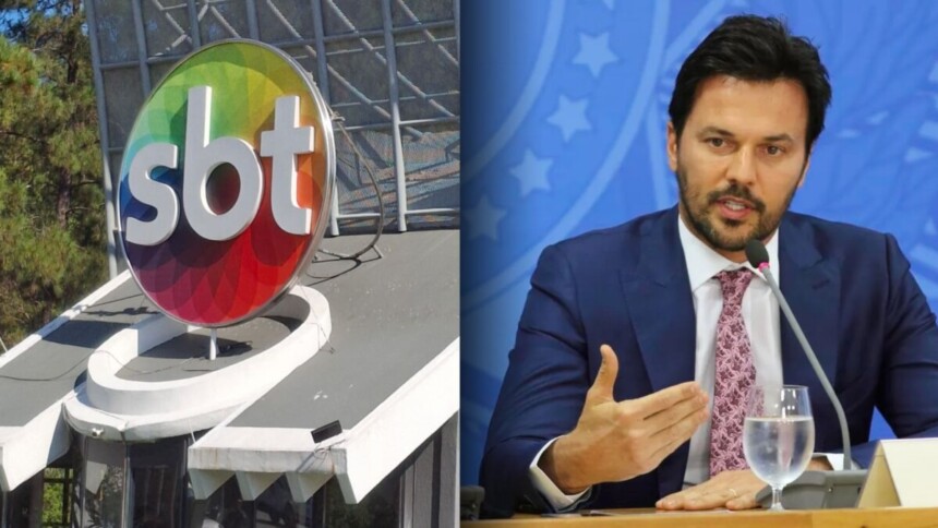 O ex-ministro das Comunicações, Fábio Faria, veste um terno azul, camisa social branca e uma gravata rosa com estampa, em montagem com a logo do SBT