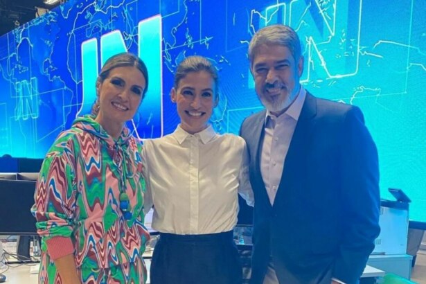 Fatima Bernardes, Renata Vasconcellos e William Bonner abraçados em foto posada nos bastidores do Jornal Nacional