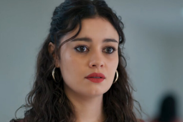 A atriz Sophie Charlotte interpreta a personagem Gerluce na novela Três Graças. Ela está com o cabelo encaracolado e usa brincos de argola dourados. Sua expressão é séria, com os olhos arregalados.