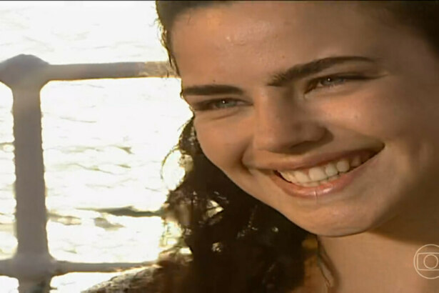 Foco no rosto de Giuliana sorrindo no primeiro capítulo de Terra Nostra