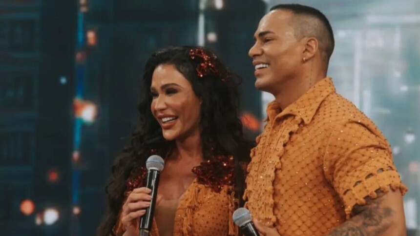 Gracyanne Barbosa e o parceiro Linekee Ayres na Dança dos Famosos