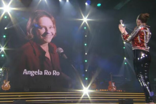 Angelo Ro Ro com imagem exposta no telão sendo aplaudida e homenageada no Estrela da Casa