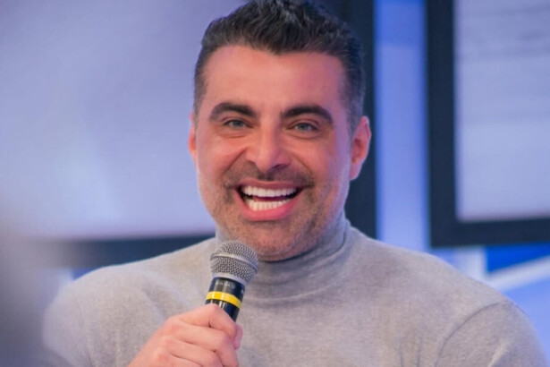 JP Mantovani segura microfone em um estúdio de TV