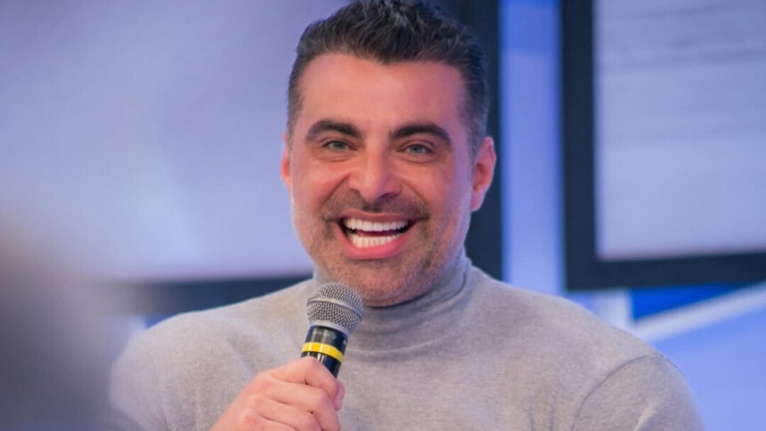 JP Mantovani segura microfone em um estúdio de TV
