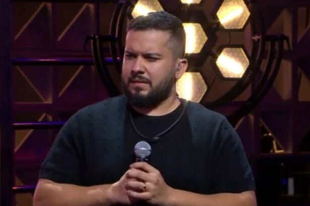Janício, com o microfone na mão, no cenário do Duelo no Estrela da Casa