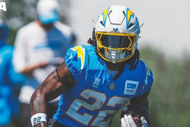 O running back Najee Harris dos Los Angeles Chargers correndo com a bola em um treino da NFL.