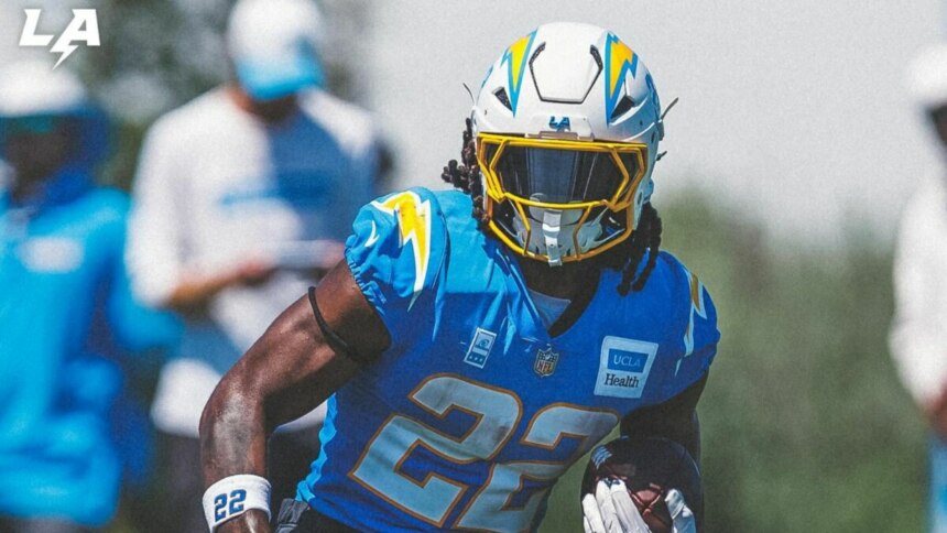 O running back Najee Harris dos Los Angeles Chargers correndo com a bola em um treino da NFL.