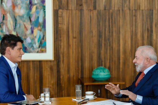 Cesar Filho frente a frente com Luiz Inácio Lula da Silva sentados uma na frente do outro em entrevista ao SBT Brasil