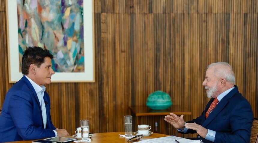 Cesar Filho frente a frente com Luiz Inácio Lula da Silva sentados uma na frente do outro em entrevista ao SBT Brasil