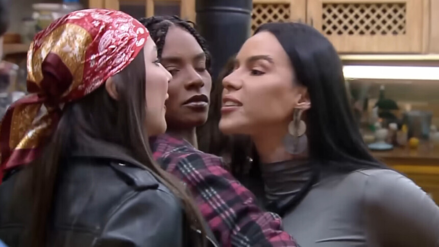 As participantes Martina e Tamires se confrontam em uma briga. Martina, de brincos grandes, se aproxima de Tamires, que usa uma bandana vermelha, com uma expressão séria. Entre elas, uma terceira mulher com tranças observa a discussão em A Fazenda.
