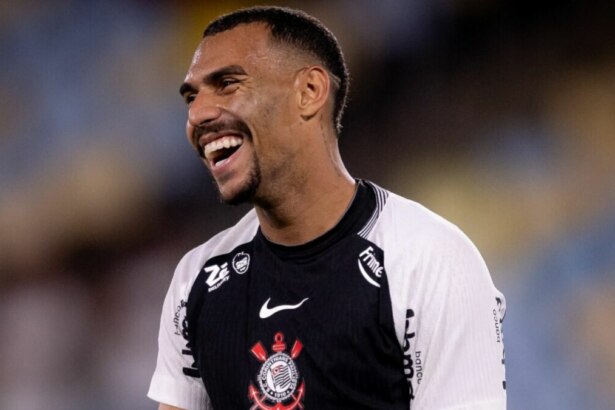 Matheuzinho, sorridente, comemorando gol com a camisa do Corinthians no jogo contra o Fluminense