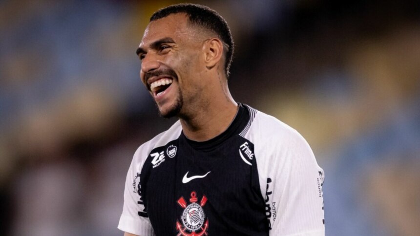 Matheuzinho, sorridente, comemorando gol com a camisa do Corinthians no jogo contra o Fluminense