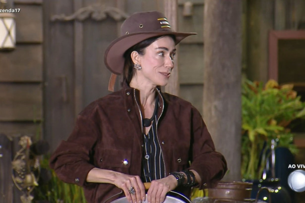 Michelle Barros com chapéu de caubói marrom e jaqueta da mesma cor na seletiva para a Prova do Fazendeiro no reality show A Fazenda 17.