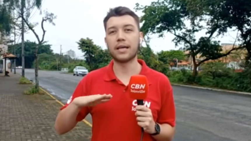 Repórter Niro Souza, com o uniforme da rádio CBN Joinville, em entrada ao vivo no Bom Dia SC
