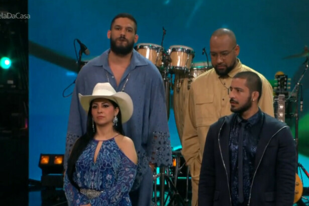 Participantes do Estrela da Casa reunidos e abraçados no palco após as apresentações no quarto Festival