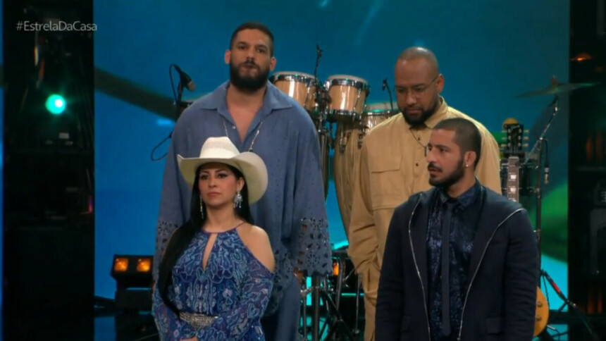 Participantes do Estrela da Casa reunidos e abraçados no palco após as apresentações no quarto Festival