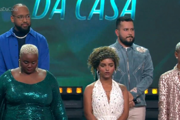 Participantes do Estrela da Casa reunidos e abraçados no palco após as apresentações no quinto Festival