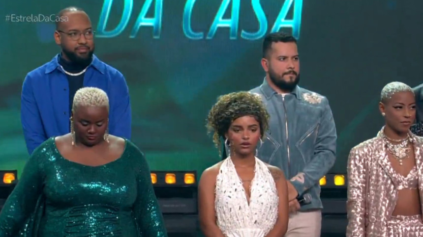 Participantes do Estrela da Casa reunidos e abraçados no palco após as apresentações no quinto Festival