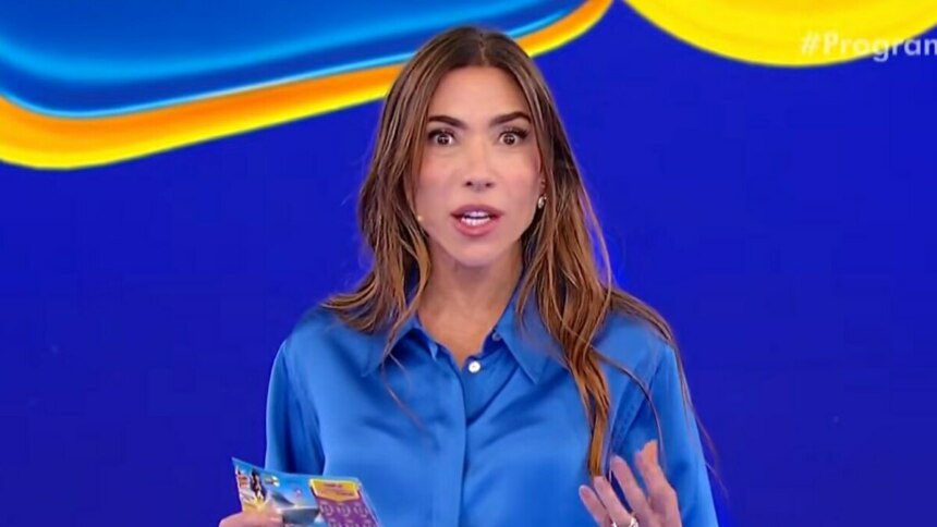 Patricia Abravanel de blusa azul no quinto sorteio de Tele Sena
