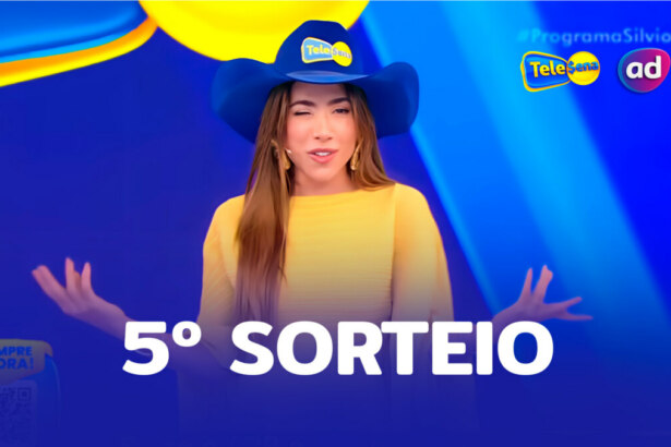 Patricia Abravanel sorrindo e usando o Chapéu com o logo da Tele Sena. Na arte está escrito 5º Sorteio