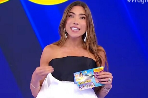 Patricia Abravanel de vestido preto e branco em trecho do quarto sorteio da Tele Sena de Independência