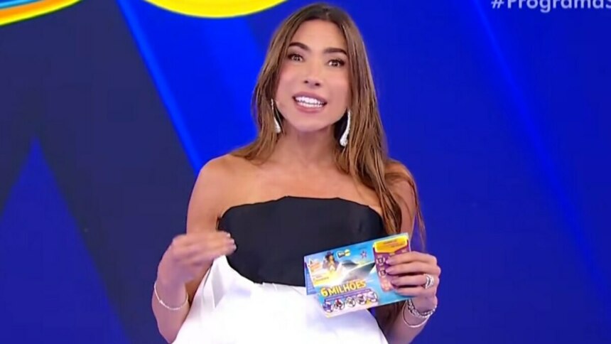 Patricia Abravanel de vestido preto e branco em trecho do quarto sorteio da Tele Sena de Independência