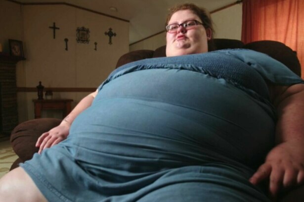 Seana Collins, muito obesa, sentada em um sofá em episódio do programa Quilos Mortais na RECORD