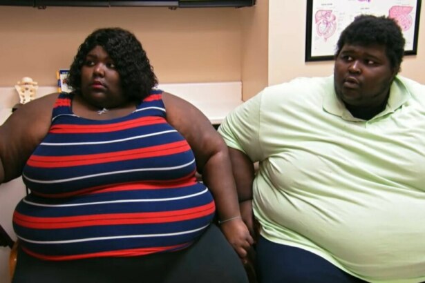 Os irmãos Carlton e Shantel sentados lado a lado em um consultório médico, aguardando consulta no programa Quilos Mortais.