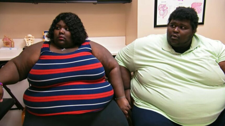 Os irmãos Carlton e Shantel sentados lado a lado em um consultório médico, aguardando consulta no programa Quilos Mortais.