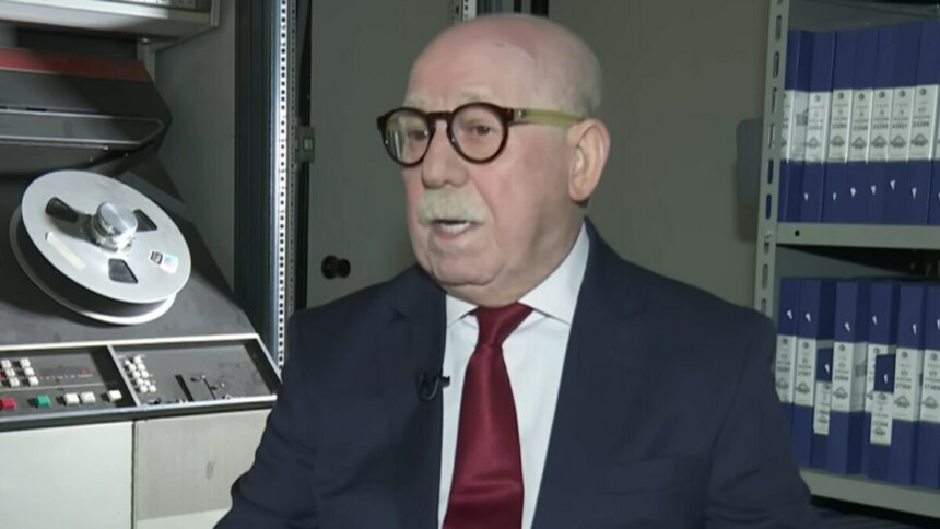 Renato Lombardi, apresentador do Balanço Geral, em sua estreia no quadro Arquivo Vivo.