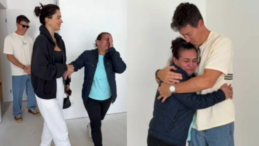 Rodrigo Faro e Vera Viel, ao lado da funcionária emocionada, após receber um apartamento de presente