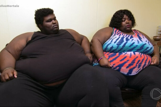Carlton e Shantel sentados em sofá durante episódio de Quilos Mortais, usando roupas casuais e expressão séria