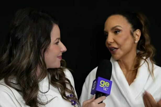 Repórter Sofia Miranda entrevistando Ivete Sangalo com um microfone da GE TV.