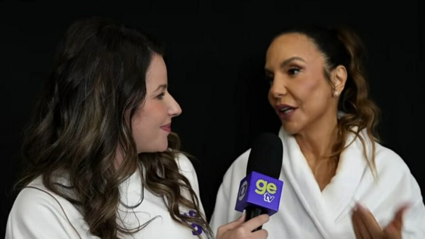 Repórter Sofia Miranda entrevistando Ivete Sangalo com um microfone da GE TV.