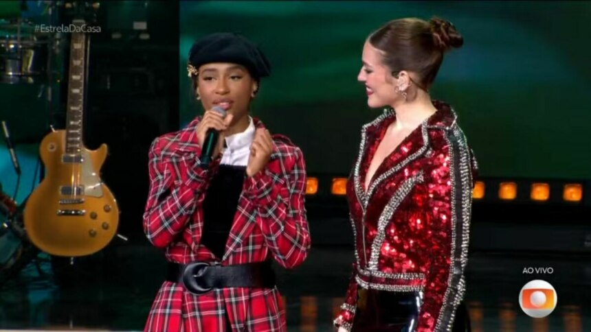 Talíz e Ana Clara, lado a lado no palco do Estrela da Casa, em trecho do terceiro festival
