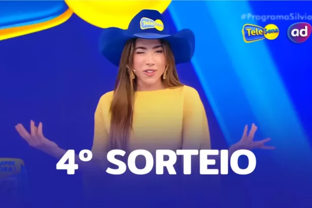 Patricia Abravanel sorrindo e usando o Chapéu com o logo da Tele Sena. Na arte está escrito 4º Sorteio