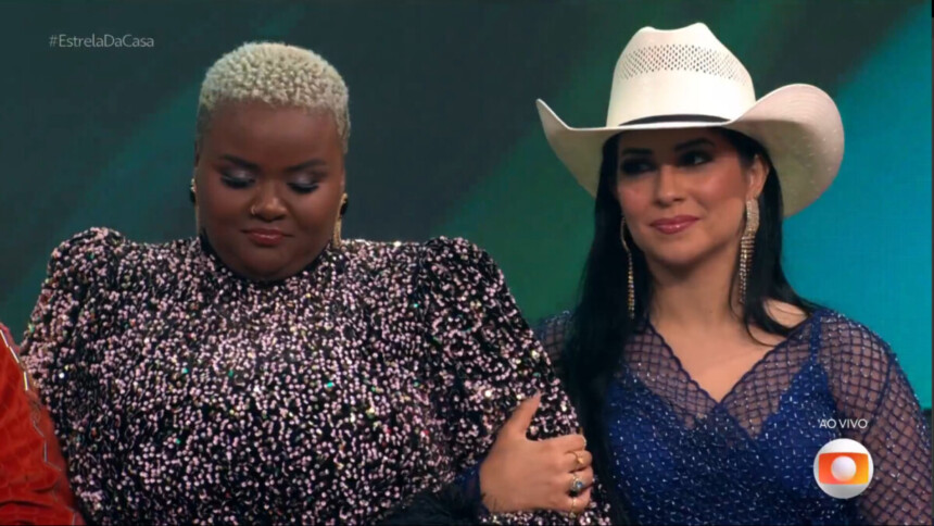 Thainá e Biahh, participantes do Estrela da Casa reunidos e abraçados no palco após as apresentações no sexto Festival
