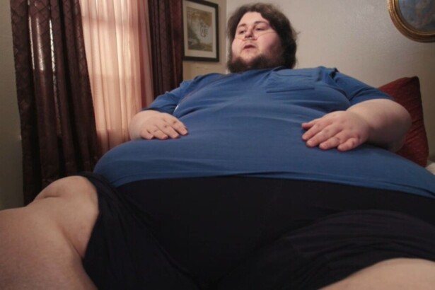 Thommy, muito obeso, sentado em um sofá em episódio do programa Quilos Mortais na RECORD