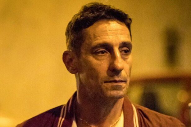 Tuca Andrada em trecho de série exibida pela Globo