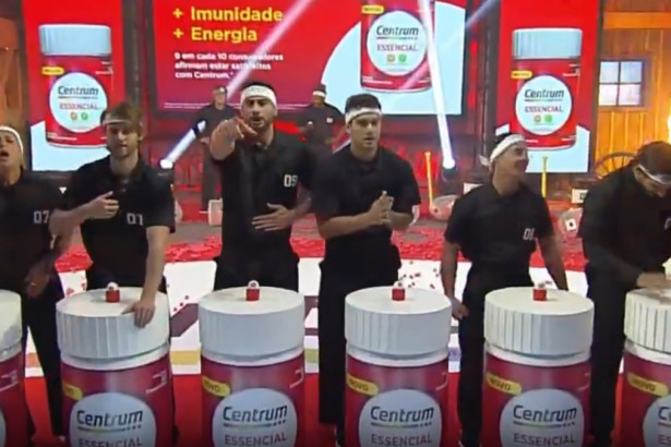 Matheus Martins, Shia, Walério, Nizam, Luiz Mesquita e Will posicionados lado a lado no totem da Prova de Imunidade de A Fazenda 17