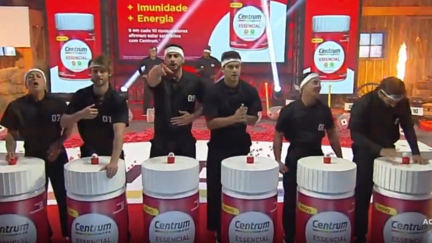 Matheus Martins, Shia, Walério, Nizam, Luiz Mesquita e Will posicionados lado a lado no totem da Prova de Imunidade de A Fazenda 17