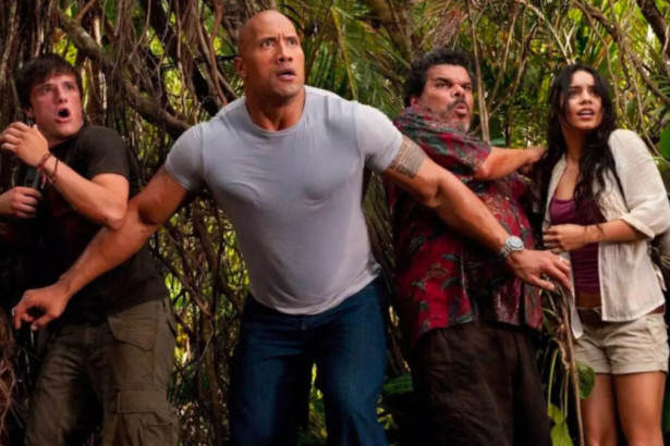 Dwayne Johnson e Michael Caine em trecho do filme Viagem 2: A Ilha Misteriosa