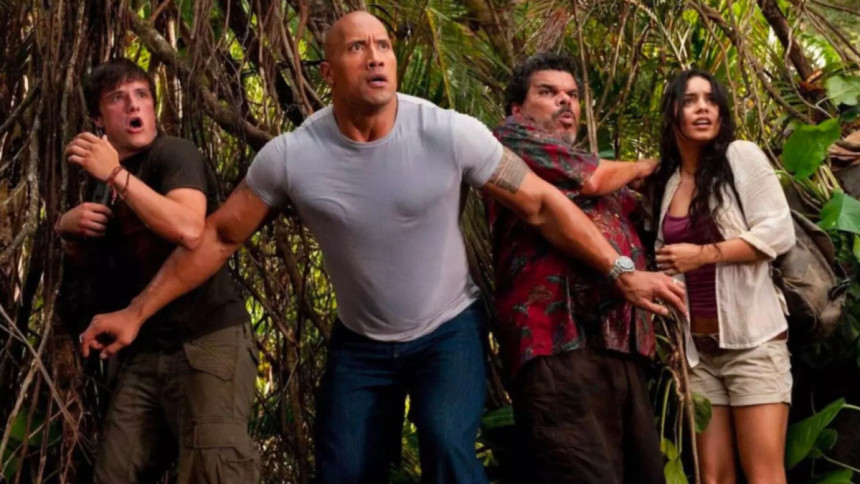 Dwayne Johnson e Michael Caine em trecho do filme Viagem 2: A Ilha Misteriosa