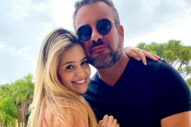 Viih Tube abraça o pai Fabiano Moraes. A influenciadora digital sorri e encosta a cabeça no ombro dele, que usa óculos escuros.