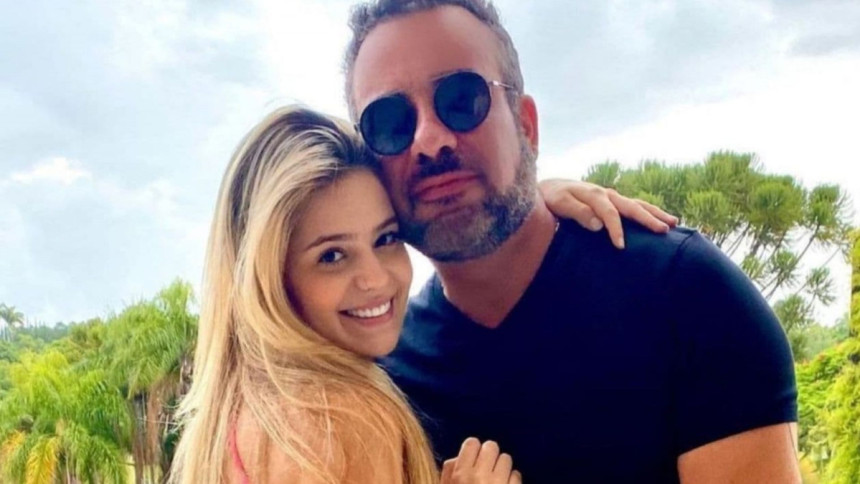 Viih Tube abraça o pai Fabiano Moraes. A influenciadora digital sorri e encosta a cabeça no ombro dele, que usa óculos escuros.